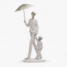 Статуэтка Папа и малыш под зонтом