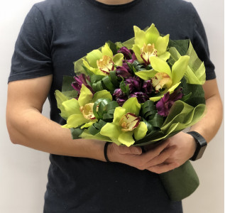 Букет орхидеи в зеленом