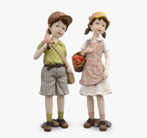 Статуэтка Мальчик и девочка на прогулке