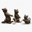 Статуэтка Семья игривых кошек, перетягивающих канат