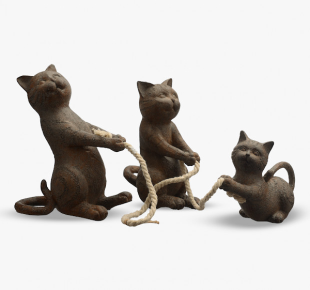 Статуэтка Семья игривых кошек, перетягивающих канат