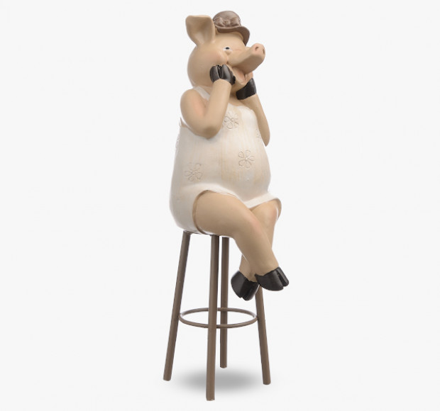 Статуэтка Свинка польщенная на стуле Миссис Хрюн
