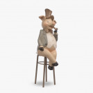 Статуэтка Свинка с трубкой на стуле Светская Жизнь