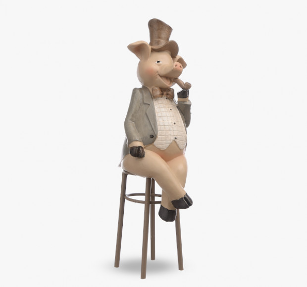 Статуэтка Свинка с трубкой на стуле Светская Жизнь