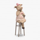 Статуэтка Свинка в смущении на стуле