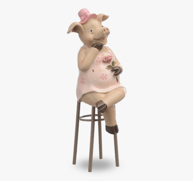 Статуэтка Свинка в смущении на стуле
