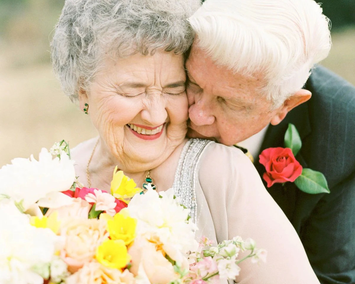 Пожилая пара с цветами