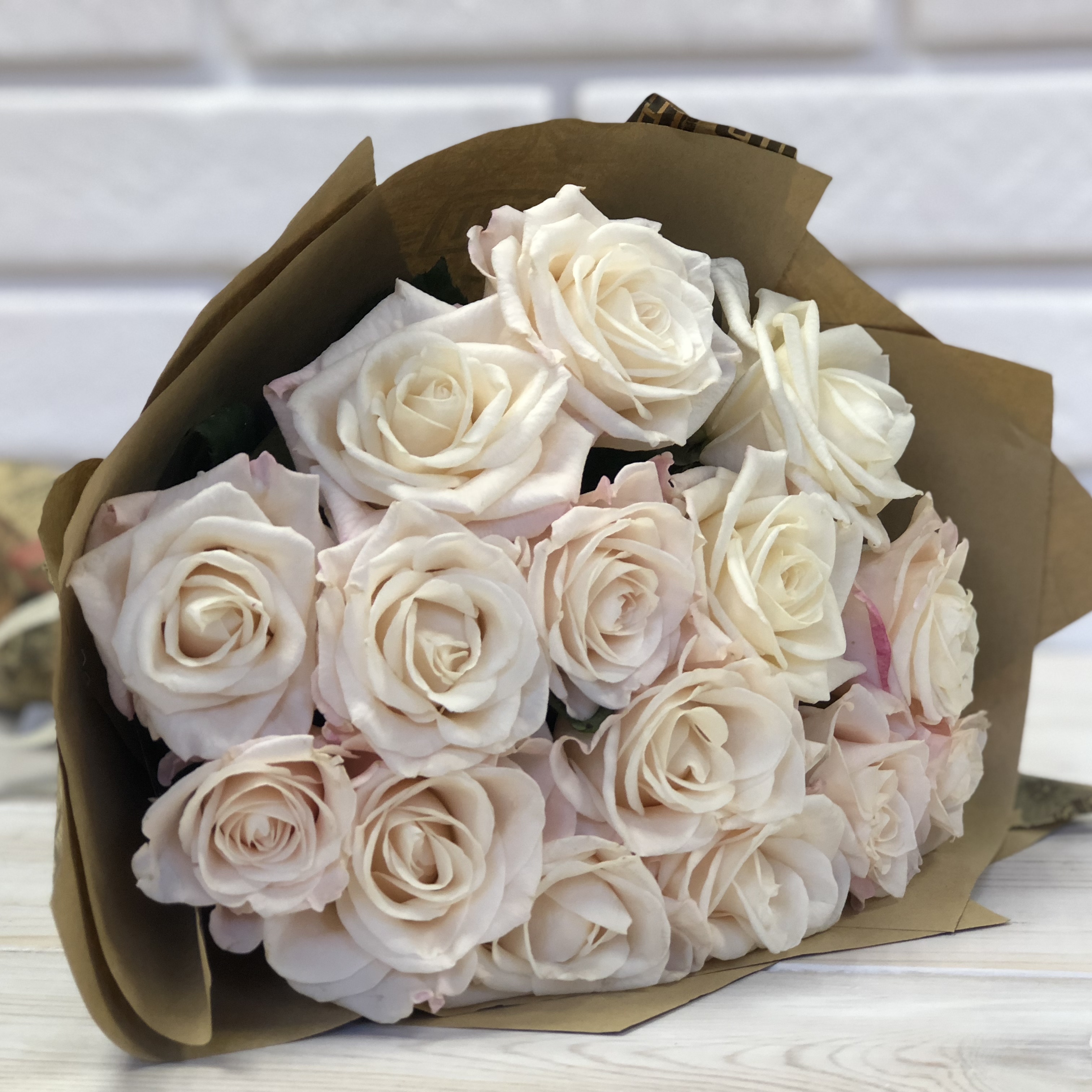 Нежные розы для свадебного подарка